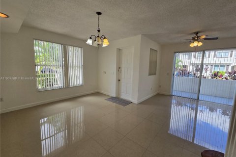 Снять в аренду таунхаус в Майами, Флорида 3 спальни, 122.63м2, № 1963925 - фото 9