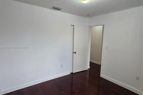 Снять в аренду таунхаус в Майами, Флорида 3 спальни, 122.63м2, № 1963925 - фото 19