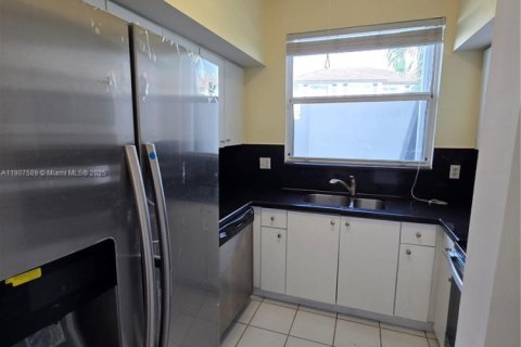 Снять в аренду таунхаус в Майами, Флорида 3 спальни, 122.63м2, № 1963925 - фото 10