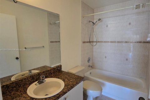 Снять в аренду таунхаус в Майами, Флорида 3 спальни, 122.63м2, № 1963925 - фото 17