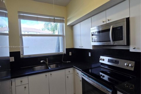 Снять в аренду таунхаус в Майами, Флорида 3 спальни, 122.63м2, № 1963925 - фото 11
