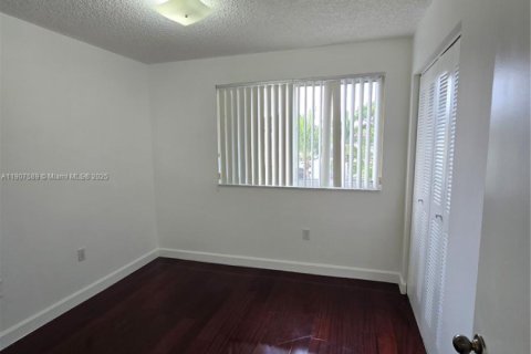 Снять в аренду таунхаус в Майами, Флорида 3 спальни, 122.63м2, № 1963925 - фото 21