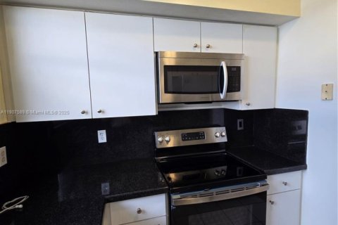 Снять в аренду таунхаус в Майами, Флорида 3 спальни, 122.63м2, № 1963925 - фото 12