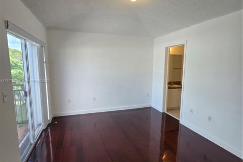 Снять в аренду таунхаус в Майами, Флорида 3 спальни, 122.63м2, № 1963925 - фото 16