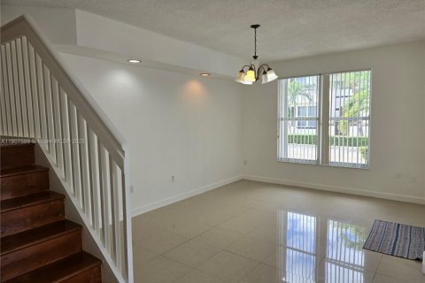 Снять в аренду таунхаус в Майами, Флорида 3 спальни, 122.63м2, № 1963925 - фото 7