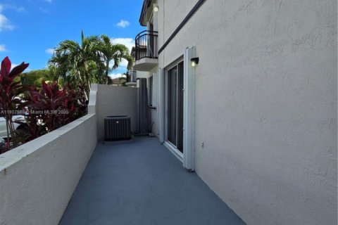 Снять в аренду таунхаус в Майами, Флорида 3 спальни, 122.63м2, № 1963925 - фото 5