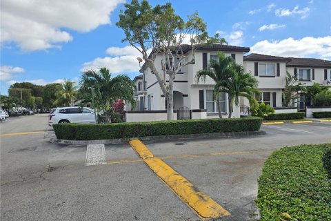 Снять в аренду таунхаус в Майами, Флорида 3 спальни, 122.63м2, № 1963925 - фото 2