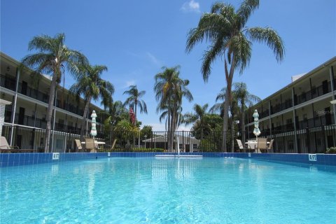 Condominio en alquiler en Saint Petersburg, Florida, 2 dormitorios, 80.82 m2 № 1912465 - foto 1