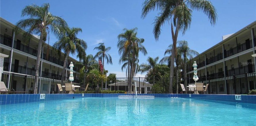Condominio en Saint Petersburg, Florida, 2 dormitorios № 1912465