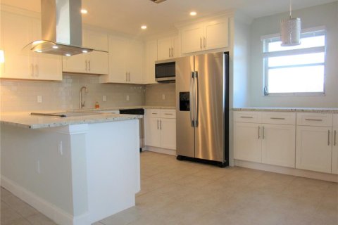 Condominio en alquiler en Saint Petersburg, Florida, 2 dormitorios, 80.82 m2 № 1912465 - foto 4