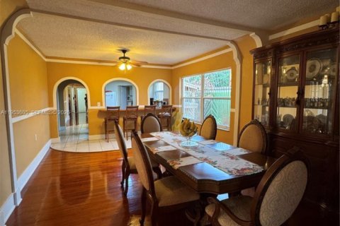 Casa en venta en Miami, Florida, 5 dormitorios, 239.69 m2 № 2007918 - foto 4