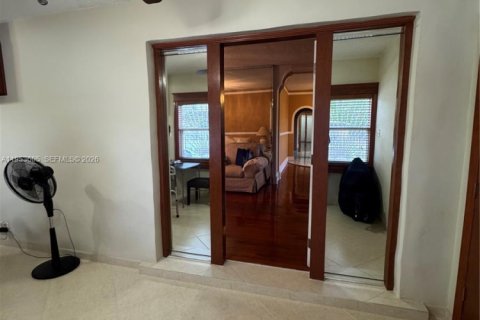 Casa en venta en Miami, Florida, 5 dormitorios, 239.69 m2 № 2007918 - foto 2