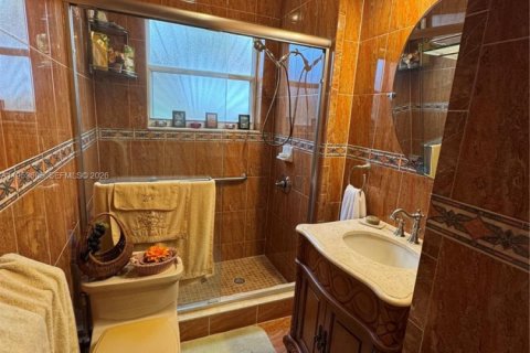 Casa en venta en Miami, Florida, 5 dormitorios, 239.69 m2 № 2007918 - foto 12