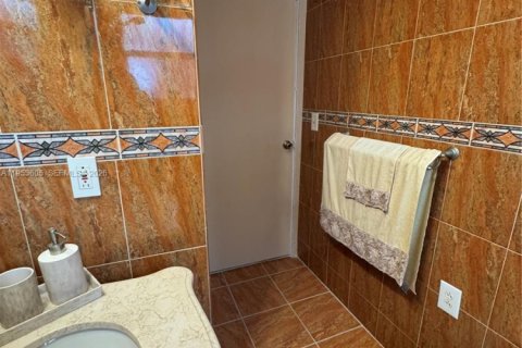 Casa en venta en Miami, Florida, 5 dormitorios, 239.69 m2 № 2007918 - foto 13