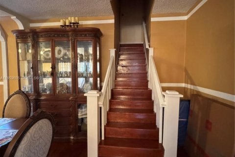 Casa en venta en Miami, Florida, 5 dormitorios, 239.69 m2 № 2007918 - foto 8