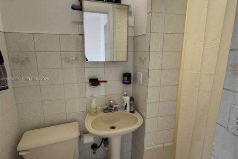 Casa en venta en Miami, Florida, 5 dormitorios, 239.69 m2 № 2007918 - foto 18