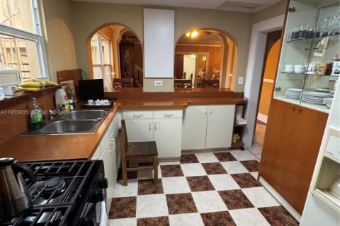 Casa en venta en Miami, Florida, 5 dormitorios, 239.69 m2 № 2007918 - foto 9