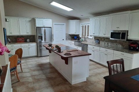 House in Vero Beach, Florida 3 bedrooms, 230.77 sq.m. № 2192372 - photo 15