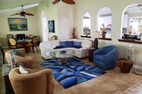 House in Vero Beach, Florida 3 bedrooms, 230.77 sq.m. № 2192372 - photo 9