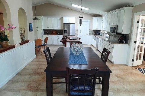 House in Vero Beach, Florida 3 bedrooms, 230.77 sq.m. № 2192372 - photo 12