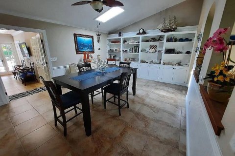 House in Vero Beach, Florida 3 bedrooms, 230.77 sq.m. № 2192372 - photo 14