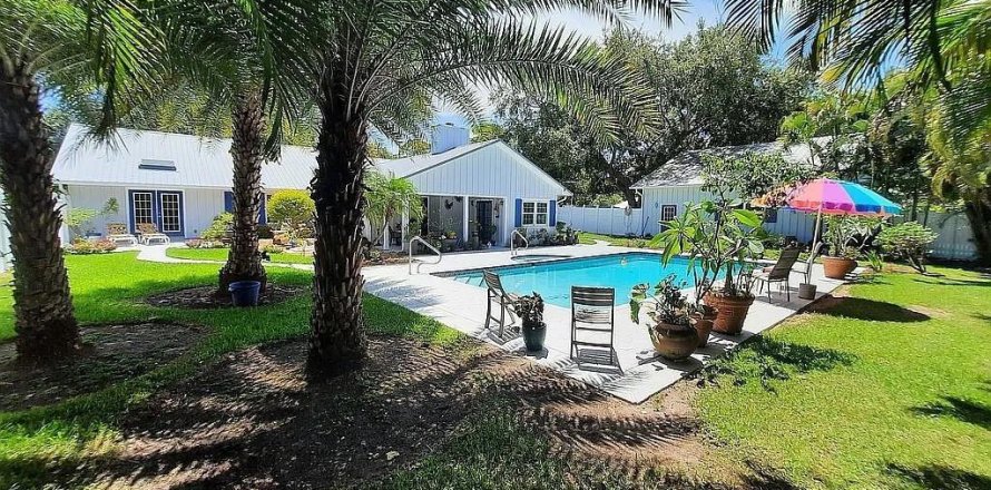 House in Vero Beach, Florida 3 bedrooms, 230.77 sq.m. № 2192372