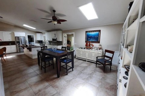 House in Vero Beach, Florida 3 bedrooms, 230.77 sq.m. № 2192372 - photo 11