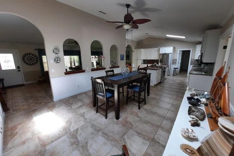 House in Vero Beach, Florida 3 bedrooms, 230.77 sq.m. № 2192372 - photo 13