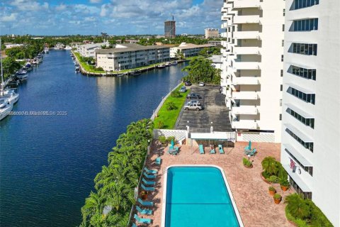 Condo in Hallandale Beach, Florida, 2 bedrooms  № 1820122 - photo 3
