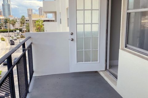 Condo in Hallandale Beach, Florida, 2 bedrooms  № 1820122 - photo 15