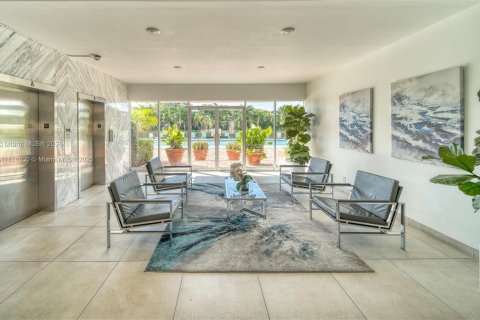 Condo in Hallandale Beach, Florida, 2 bedrooms  № 1820122 - photo 4