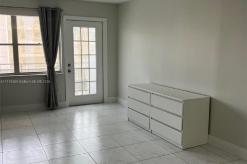 Condo in Hallandale Beach, Florida, 2 bedrooms  № 1820122 - photo 8