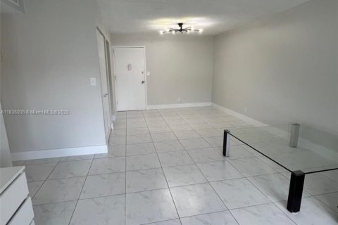Condo in Hallandale Beach, Florida, 2 bedrooms  № 1820122 - photo 7