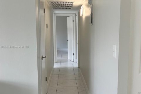 Condo in Hallandale Beach, Florida, 2 bedrooms  № 1820122 - photo 10