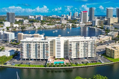 Condo in Hallandale Beach, Florida, 2 bedrooms  № 1820122 - photo 1