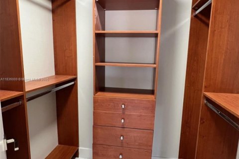 Condo in Hallandale Beach, Florida, 2 bedrooms  № 1820122 - photo 11
