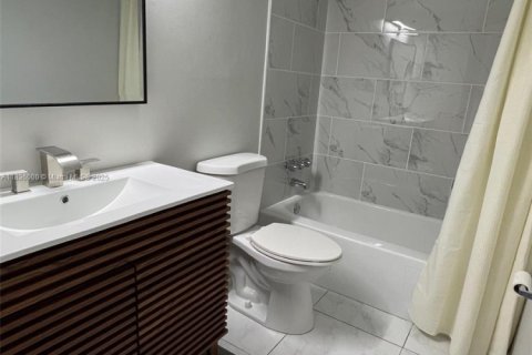 Condo in Hallandale Beach, Florida, 2 bedrooms  № 1820122 - photo 12