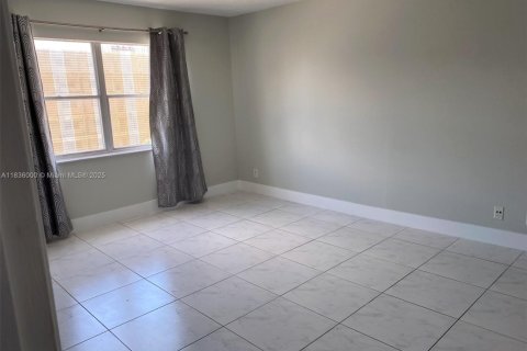 Condo in Hallandale Beach, Florida, 2 bedrooms  № 1820122 - photo 13
