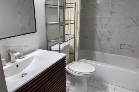 Condo in Hallandale Beach, Florida, 2 bedrooms  № 1820122 - photo 14