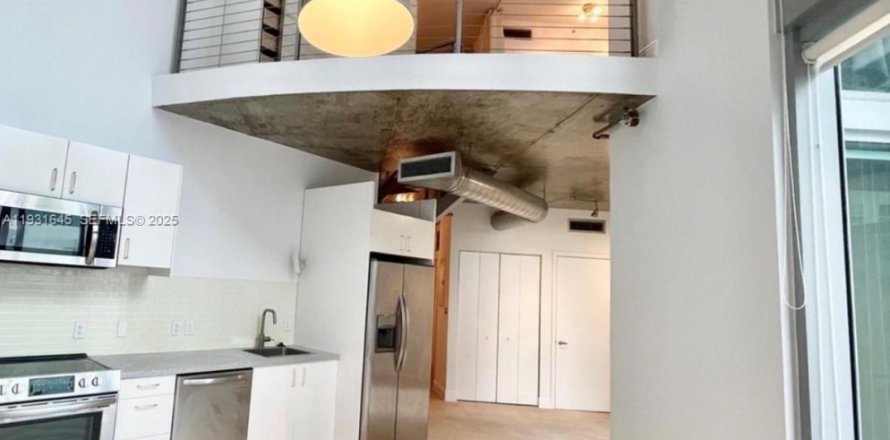 Condominio en Miami, Florida, 2 dormitorios  № 1993638