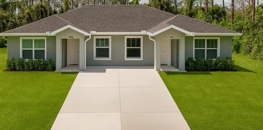 Commercial property in Port Charlotte, Florida 4 bedrooms, 194.72 sq.m. № 1894411