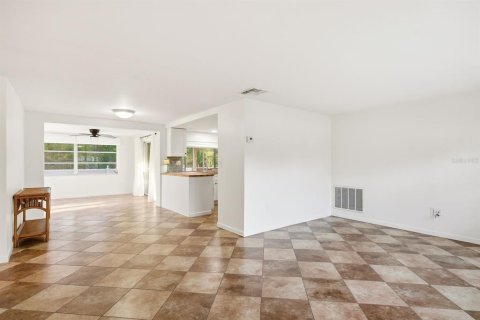 House in New Port Richey, Florida 2 bedrooms, 99.22 sq.m. № 2116384 - photo 9