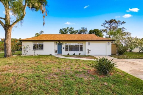 House in New Port Richey, Florida 2 bedrooms, 99.22 sq.m. № 2116384 - photo 2