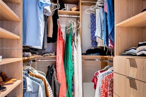 Condominio en venta en Surfside, Florida, 2 dormitorios, 137.96 m2 № 2037399 - foto 25