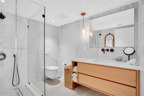 Condominio en venta en Surfside, Florida, 2 dormitorios, 137.96 m2 № 2037399 - foto 27