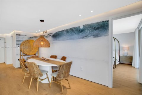 Condominio en venta en Surfside, Florida, 2 dormitorios, 137.96 m2 № 2037399 - foto 17