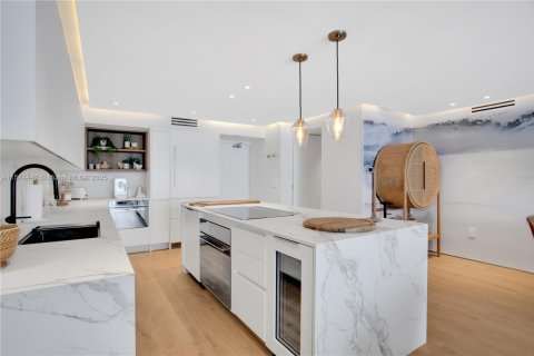 Condominio en venta en Surfside, Florida, 2 dormitorios, 137.96 m2 № 2037399 - foto 5