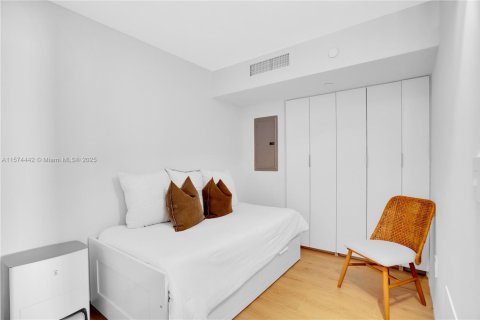 Condominio en venta en Surfside, Florida, 2 dormitorios, 137.96 m2 № 2037399 - foto 28