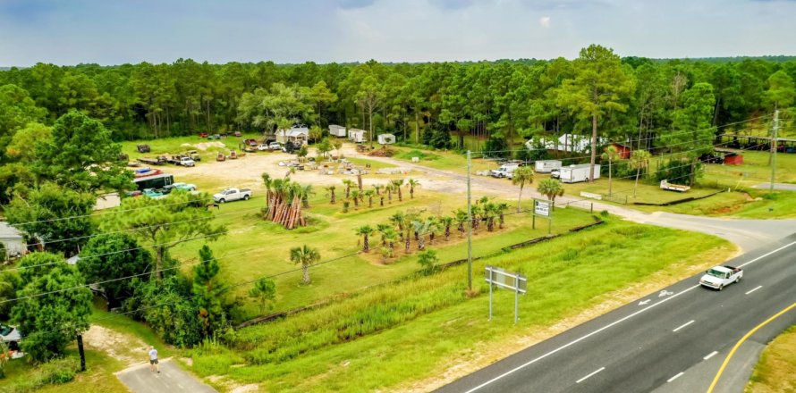 Commercial property in Freeport, Florida № 561386
