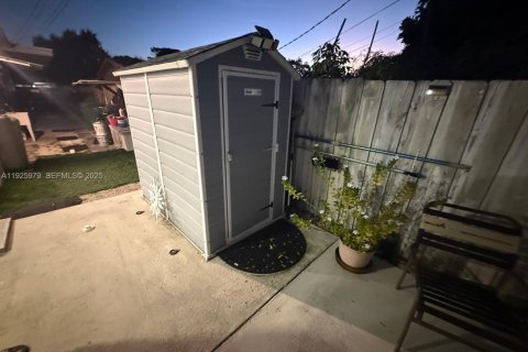 Casa en venta en Miami Gardens, Florida, 4 dormitorios, 152.55 m2 № 1988046 - foto 25